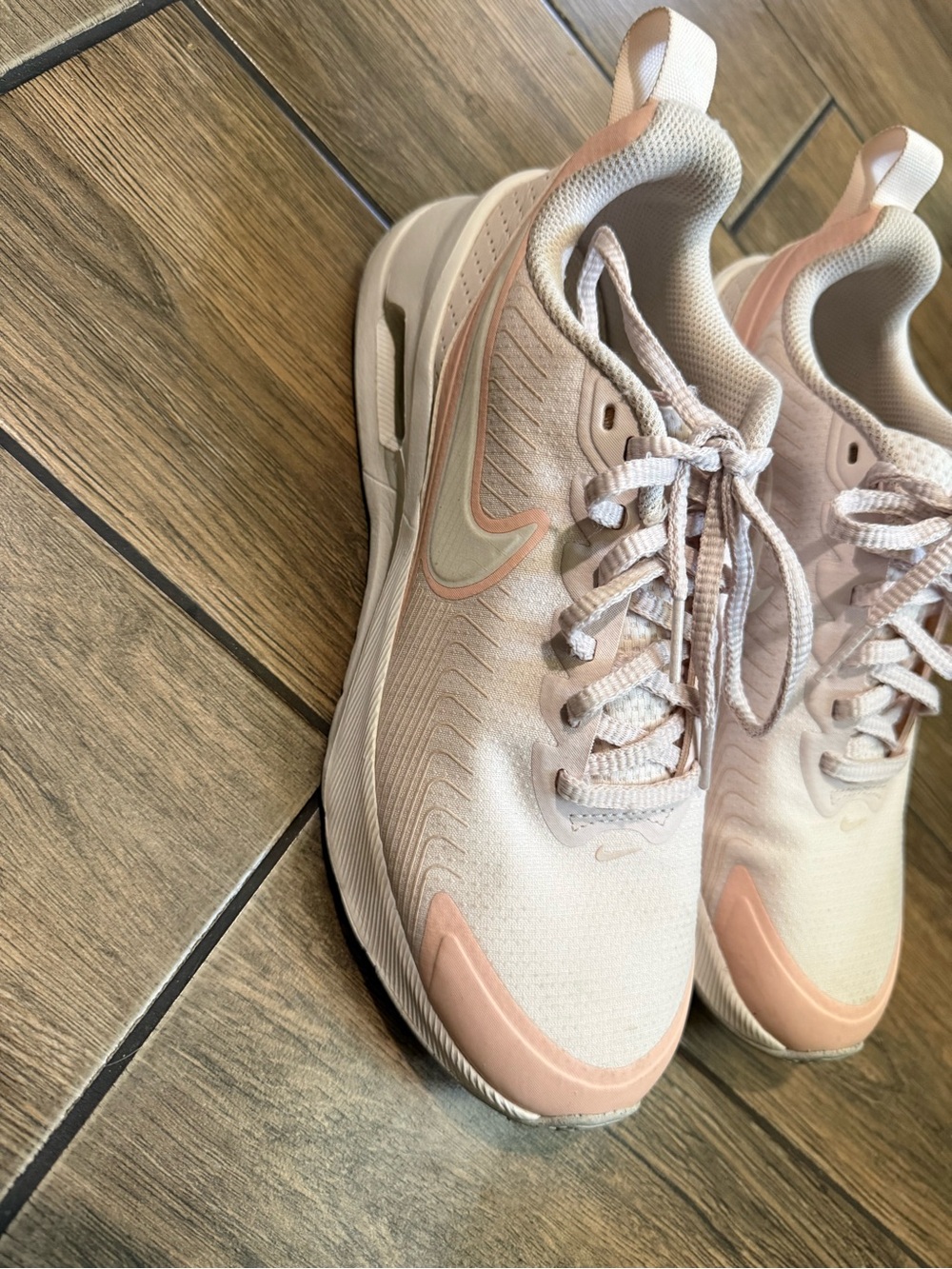 Nike Air Max Nuaxis Women’s Low Top Lace Up Mesh Sneakers Light Soft Pink